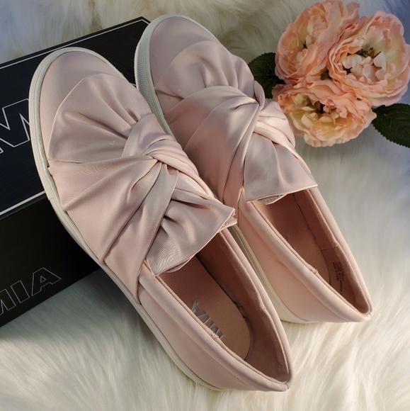 Mia Shoes - NIB MIA BLUSH VELVET TWIST BOW SNEAKERS SIZE 7.5